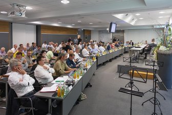 Kommentar: Rechtsextreme im Erzgebirge verwandeln Kreistag in Kindergarten - Vom Podium aus hinten rechts sitzen die vier Männer der vom Verfassungsschutz als rechtsextrem eingestuften „Freien Sachsen“.