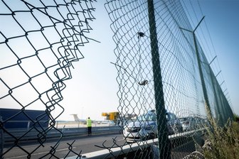 Kommentar: Selbstgerechte Blockaden der Klimaaktivisten - Zugang zur Rollbahn in Frankfurt am Main verschafften sich die Klimaaktivisten durch den Zaun.