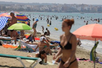 Kommentar: Sind Urlauber auf Mallorca nicht mehr willkommen? - Badegäste am Strand von Arenal auf der Mittelmeer-Insel Mallorca. Besonders bei den Deutschen ist die Insel beliebt.