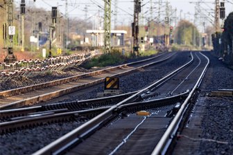 Kommentar: Streichpläne der Bahn und teure Schienenmaut - Weshalb die Bundesregierung jetzt handeln muss - Gleisanlagen der Deutschen Bahn. Verkehrsunternehmen müssen für jeden genutzten Kilometer eine Trassengebühr zahlen. Die soll nun deutlich steigen.