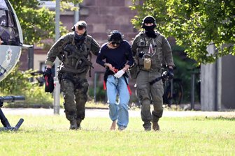Kommentar: Was der Anschlag von Solingen für die Wahl in Sachsen bedeutet - Nach dem tödlichen Angriff auf ein Stadtfest in Solingen wird der mutmaßliche Täter - ein 26 Jahre alter Syrer - zum Ermittlungsrichter am Bundesgerichtshof in Karlsruhe gebracht.