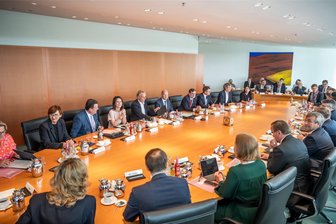 Kommentar: Was Donald Trump mit dem deutschen Haushalt zu tun hat - Bundeskanzler Olaf Scholz (SPD, hinten M) nimmt an der Sitzung des Bundeskabinetts im Kanzleramt teil. Auf der Tagesordnung stehen unter anderem der Bundeshaushalt.