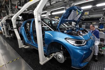 Kommentar: Was sich jetzt bei VW und in der Politik ändern muss - Ein Modell des neuen ID.3 wird im VW-Werk Zwickau montiert. Das Werk ist derzeit nicht voll ausgelastet.