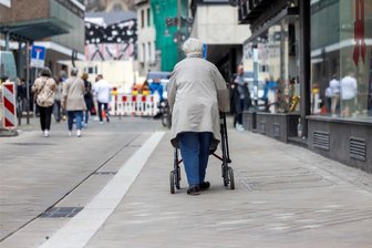 Kommentar: Wenn sich Leistung nicht lohnt - Viele Seniorinnen und Senioren müssen mit wenig Rente auskommen, auch wenn sie viele Jahre versichert waren.