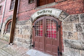 Kommentar: Wer holt die Göltzschtalbrücke aus dem Dornröschenschlaf? - Den „Dorfkrug“, in dem Göltzschbräu ausgeschenkt wird, hat die Filmcrew in die Ketzels Mühle hineingebaut.