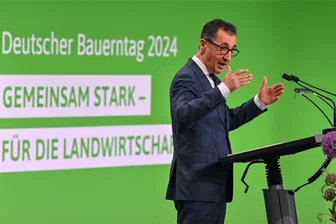 Kommentar: Weshalb Özdemirs Vorschlag für eine höhere Mehrwertsteuer auf Fleisch unrealistisch ist - Bundeslandwirtschaftsminister Cem Özdemir (Grüne) spricht beim Deutschen Bauerntag in Cottbus.