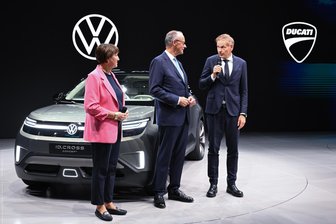 Kommentar zu Altersteilzeit bei VW: Wer früher arbeitet, ist länger fertig - Bundeskanzler Merz im Gespräch mit VDA-Präsidentin Hildegard Müller und VW-Chef Oliver Blume.