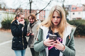 Kommentar zu Cybermobbing: Resilienz gegen den Mob muss wachsen - Früher flogen auf Schulhöfen schon mal die Fäuste, heute kommt Cybermobbing von Schülerinnen und Schülern hinzu. Und das endet nicht am Schultor.