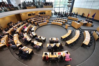 Kommentar zu den Ereignissen im Thüringer Landtag: Der Griff nach der Macht - Die Abgeordneten sitzen auf ihren Plätzen zu Beginn der konstituierenden Sitzung des Thüringer Landtags.