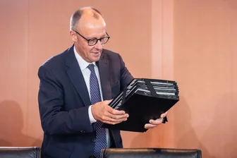 Kommentar zu den Kabinettsbeschlüssen: Bundesregierung schiebt Probleme auf die lange Bank - Bundeskanzler Friedrich Merz (CDU) kommt zu letzten Sitzung seines Kabinetts vor der Sommerpause ins Kanzleramt.
