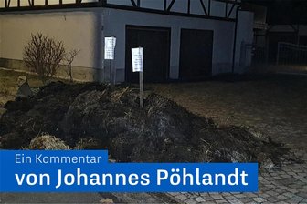 Kommentar zu den Misthaufen von Kirchberg: Einige Bürger haben die Demokratie verlernt - Der Misthaufen auf dem Grundstück von Bürgermeisterin Dorothee Obst. Per Zettel wird sie aufgefordert, eine Bauern-Resolution zu unterschreiben.