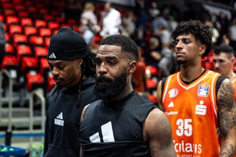 Kommentar zu den Niners Chemnitz: Spart Euch die K.o.-Runde! - Nur noch raus aus der Halle: Die Spieler der Niners Chemnitz nach der Niederlage gegen Bamberg.
