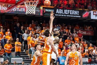 Kommentar zu den Niners Chemnitz vor dem Halbfinale gegen Alba Berlin: Sie sind noch nicht fertig - Niners-Spieler Jeff Garrett beim Playoff-Viertelfinalspiel in Vechta. Die Chemnitzer gewannen die Serie mit 3:1 und stehen im Halbfinale gegen Alba Berlin.