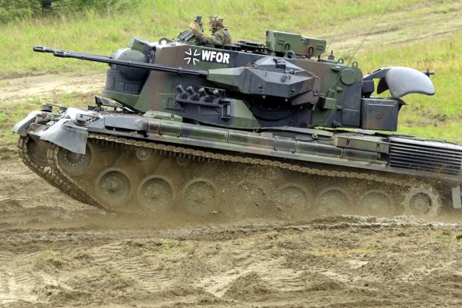 Ein Flakpanzer vom Typ Gepard fährt auf dem Truppenübungsplatz in Munster.