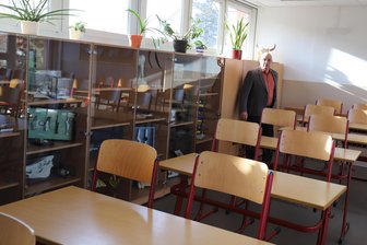 Kommentar zu den Plänen für die Winkler-Schulen: Freibergs mutiger Plan - Schulleiter Jens Gernegroß im neuen Biologie-Kabinett der Winkler-Oberschule in Freiberg.
