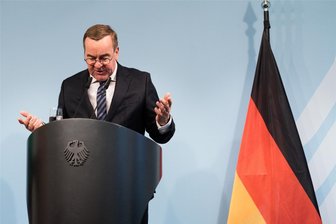 Kommentar zu den Plänen für einen neuen Wehrdienst: Ein erster Schritt - Verteidigungsminister Boris Pistorius (SPD) hat jetzt vom Bundeskabinett grünes Licht für seine Pläne für einen neuen Wehsdienst.