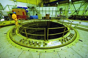 Kommentar zu den Reaktorbau-Plänen an der tschechisch-deutschen Grenze - Blick in den Reaktorsaal von Block 3 im 1995 stillgelegten Kernkraftwerk Lubmin, das seitdem abgerissen wird.