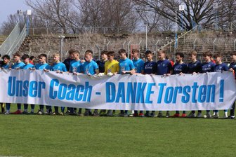Kommentar zu den Streitigkeiten beim Chemnitzer FC: Vorhang auf für den nächsten Akt im Schmierentheater - Vor dem Heimspiel am 12. April bedankten sich die Spieler der U19 des Chemnitzer FC öffentlich bei ihrem Trainer Torsten Wappler. Er ist er der Übungsleiter, die im Rahmen der Umstrukturierung gehen müssen.