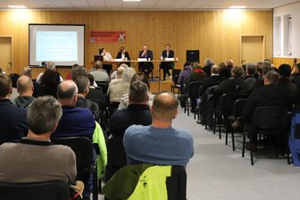 Kommentar zu den Windrädern bei Reinsberg: Gegen die eigene Ohnmacht - Etwa 100 Menschen kamen zum Bürgergespräch zur Windkraft in Reinsberg.