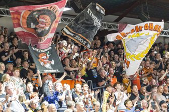 Kommentar zu den zwei Auftaktniederlagen der Niners Chemnitz: Diese Mannschaft hat einen echten Feiertag verdient - Laut und gut: die Fans der Niners Chemnitz.