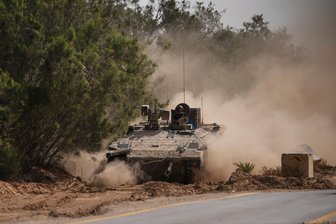 Kommentar zu deutschen Militärhilfe: Solidarität mit Israel, nicht mit Netanjahu - Israelische Streitkräfte gehen an der Grenze zum Gazastreifen in Stellung: Die Armee will den Großteil des Küstengebietes besetzen.