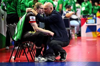 Kommentar zu Deutschlands Aus bei der Handball-EM: Ein Sieg des Handball-Herzens - „Von Weltuntergang bis Himmelssturm“: Deutschlands Juri Knorr (l) wird nach dem Spiel von DHB-Sportvorstand Axel Kromer getröstet. Foto: Tom Weller/dpa