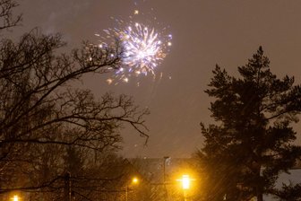 Kommentar zu feuerwerksfreien Zonen in Freiberg: Worauf warten wir noch? - Das Silvesterfeuerwerk über Freiberg.