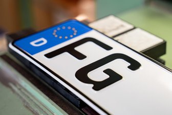 Kommentar zu „FG“-Kennzeichen: Untätigkeit ist das größere Risiko - Die Ortsmarke „FG“ ist natürlich nicht rechtsextrem, die Abkürzung könnte es aber sein.