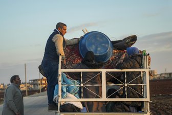 Kommentar zu Flüchtlingen aus Syrien: Schwierige Rückkehr - Syrische Flüchtlinge beladen einen Lastwagen mit ihren Habseligkeiten. Sie wollen aus der Türkei in ihre Heimat nach Aleppo zurückkehren.