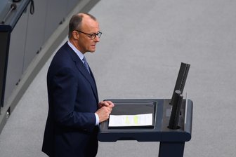 Kommentar zu Friedrich Merz: Deutschlands bekanntester Azubi - CDU-Chef Friedrich Merz spricht während der Sondersitzung des alten Bundestages zu den Abgeordneten.