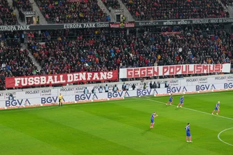 Kommentar zu geplanten Sicherheitsmaßnahmen bei Stadionbesuchen: Zusammen ist besser - Fanproteste Foto: Imago