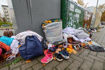 Kommentar zu illegaler Müllentsorgung: Schämt euch! - Standorte von Altkleidercontainer vermüllen.