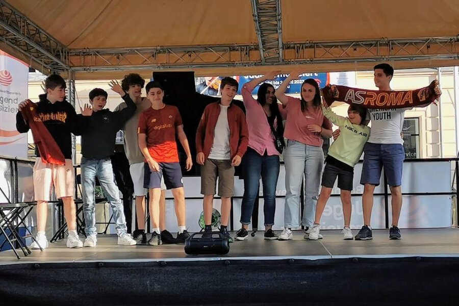 Kommentar zu "Jugend musziert": Großer Aufwand hat sich gelohnt, Open Stage sollte Tradition werden - Junge Musiker aus Italien singen gemeinsam auf der Open Stage vor dem Zwickauer Rathaus.