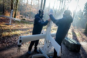 Kommentar zu Kamikazedrohnen: Ende eines Sonderweges - Mitarbeiter der Firma Stark Defence demonstrieren in einem Waldstück in Bayern den Aufbau und Einsatz einer Kamikazedrohne vom Typ „Virtus“.