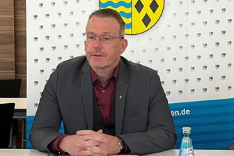 Kommentar zu Landrat Krügers Foto mit Neonazi: Das Amt verpflichtet - Der neue Landrat hat am Dienstag eine Erklärung zu dem umstrittenen Foto abgegeben.