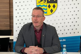 Kommentar zu Landrat Krügers Foto mit Neonazi: Glaubwürdigkeit nimmt Schaden - Landrat Sven Krüger am 6. Mai beim Pressegespräch zum Amtsantritt im Freiberger Landratsamt.