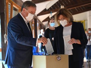 Kommentar zu Laschets Fehler bei der Stimmabgabe: Nicht so schlimm? Doch! - Falsch gefaltet: Armin Laschet und seine Frau Susanne stecken ihre Wahlscheine in die Urne.