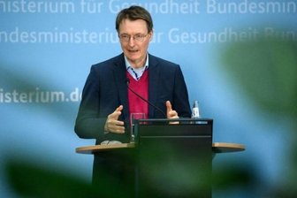 Kommentar zu Lauterbachs Rolle rückwärts bei der Quarantänepflicht: Der Talkshow-Minister - Bundesgesundheitsminister Karl Lauterbach (SPD) äußert sich bei einer Pressekonferenz zur aktuellen Corona-Lage.