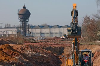 Kommentar zu Neuer Standort für Zwickauer Wasserturm: Auf die lange Bank geschoben - Der historische Wasserturm musste der JVA-Baustelle weichen und verrostet seitdem.