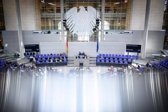 Kommentar zu Pöbeleien im Bundestag: Härtere Strafen - gut so! - Für Fehlverhalten im Bundestag sollen die Strafen verschärft werden.