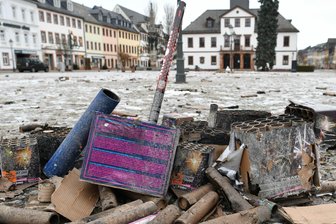 Kommentar zu Silvester in Rochlitz: Müllberg der Schande - Der Marktplatz war nach der Silvesternacht von Resten von Feuerwerkskörpern und Böllern übersät.