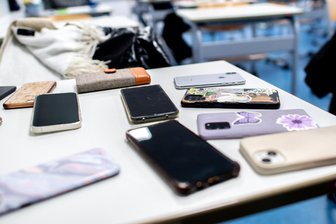 Kommentar zu Smartphone-Verbot an Grundschulen: Nicht Kinder und Jugendliche sind das Problem, sondern die Erwachsenen - Smartphones sollen an Sachsens Grundschulen verboten werden. Der Schritt ist naheliegend, aber verlagert das Problem.