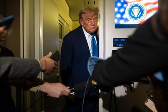 Kommentar zu steigenden Militärausgaben: Wer nicht von den Launen Donald Trumps abhängen will, muss zahlen - US-Präsident Donald Trump spricht mit Reportern an Bord der Air Force One auf dem Weg von Calgary, Kanada, zur Joint Base Andrews, Maryland, USA, nach seiner Teilnahme am G7-Gipfel.