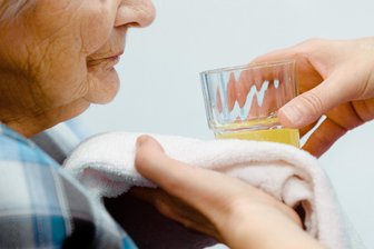 Kommentar zu steigenden Pflegekosten: Einen Rundum-Sorglos-Schutz wird es nicht geben - Pflege wird für viele Senioren unbezahlbar.