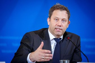 Kommentar zu Verteidigungsausgaben und zur Haushaltswoche: Weil das Geld nicht vom Himmel fällt - Bundesfinanzminister Lars Klingbeil (SPD) legt diese Woche einen Entwurf für den laufenden Haushalt vor.