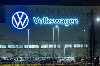 Kommentar zu Volkswagen und die verschobene Integration: Worauf es jetzt wirklich ankommt - Schriftzug am VW-Werk in Zwickau: Den Blick aufs Wesentliche richten.