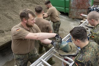 Kommentar zu Werbe-Aus für Bundeswehr in Zwickau: Der Frieden wird seinen Preis haben - Die Bundeswehr kämpft nicht ausschließlich. Im Inland helfen Soldaten häufig bei Hochwassereinsätzen.