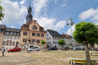 Kommentar zu Windrad-Projekt und Solarpark-Plänen: Aus dem Rathaus in Waldenburg gibt es keine Hilfe für die Nachbar-Dörfer - Das Waldenburger Rathaus: Aus der Töpferstadt muss mehr Input zu Energievorhaben auf den Dörfern kommen.