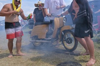 Kommentar zu Zwickauer Simson-Treffen: Wer das als normal abtut, hat das Problem nicht verstanden - Die von einer rechten Szenemarke vertriebenen Badeshorts in Reichsfarben gehören noch zu den harmloseren Symbolen.