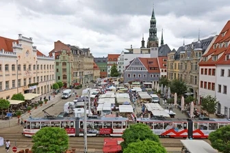 Kommentar zu Zwickaus Wochenmärkten: Noch ein Markttag löst kein Problem - Zum monatlichen Sachsenmarkt ist Zwickaus Hauptmarkt voller Marktstände.
